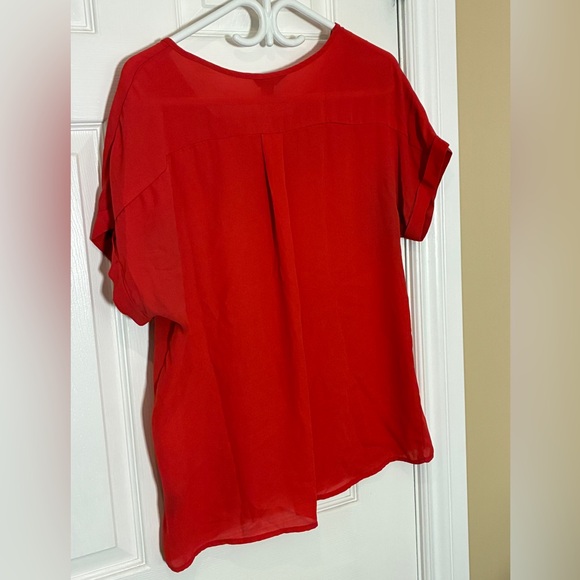 ✨ Trendsetter Chic Red Button-Front Blouse - Size Large - Picture 2 of 5